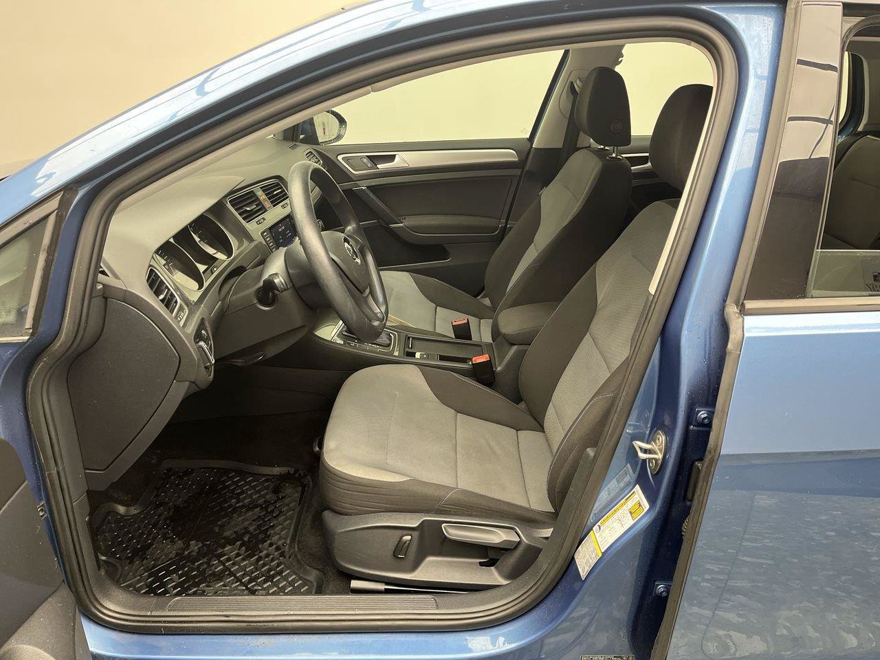 Used 2015 Volkswagen e-Golf Limited Edition FWD image 3