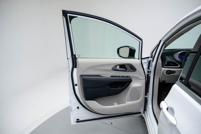 Used 2024 Chrysler Pacifica Touring-L image 23