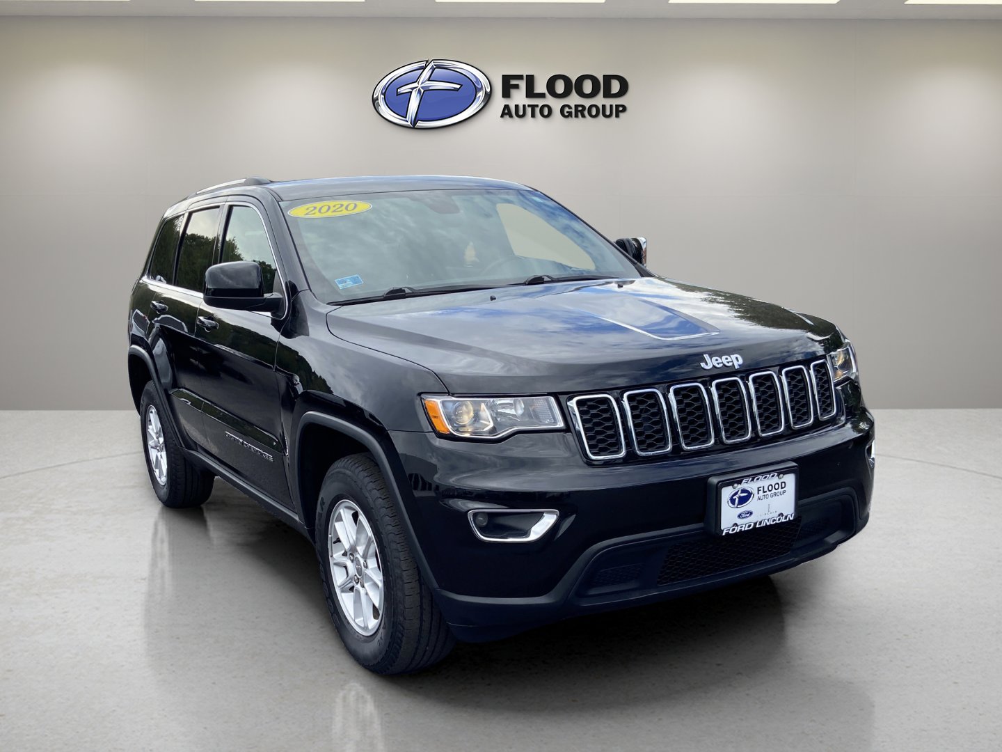 Used 2020 Jeep Grand Cherokee Laredo image 1