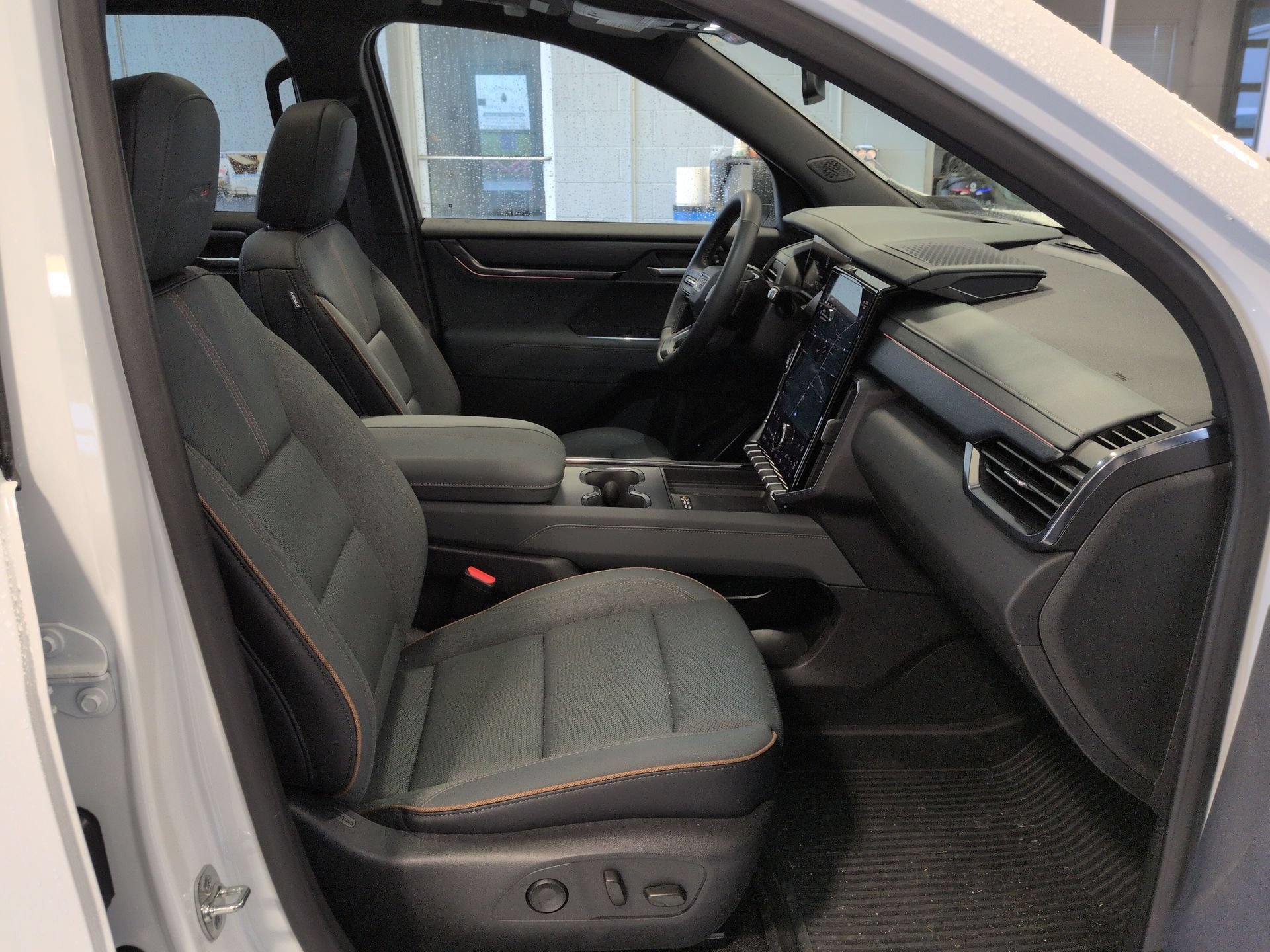Certified 2025 GMC Acadia AT4 w/ Luxury Package AWD/4WD image 29