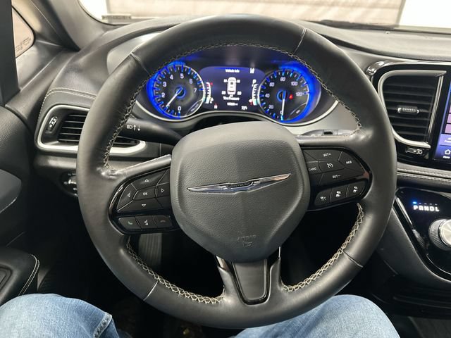 Used 2021 Chrysler Pacifica Touring w/ S Appearance Package FWD image 12