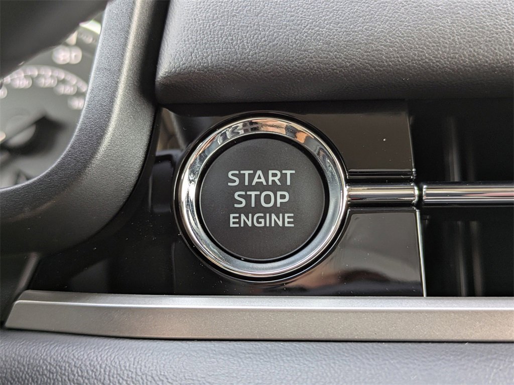 New 2025 Mitsubishi Outlander SE image 29