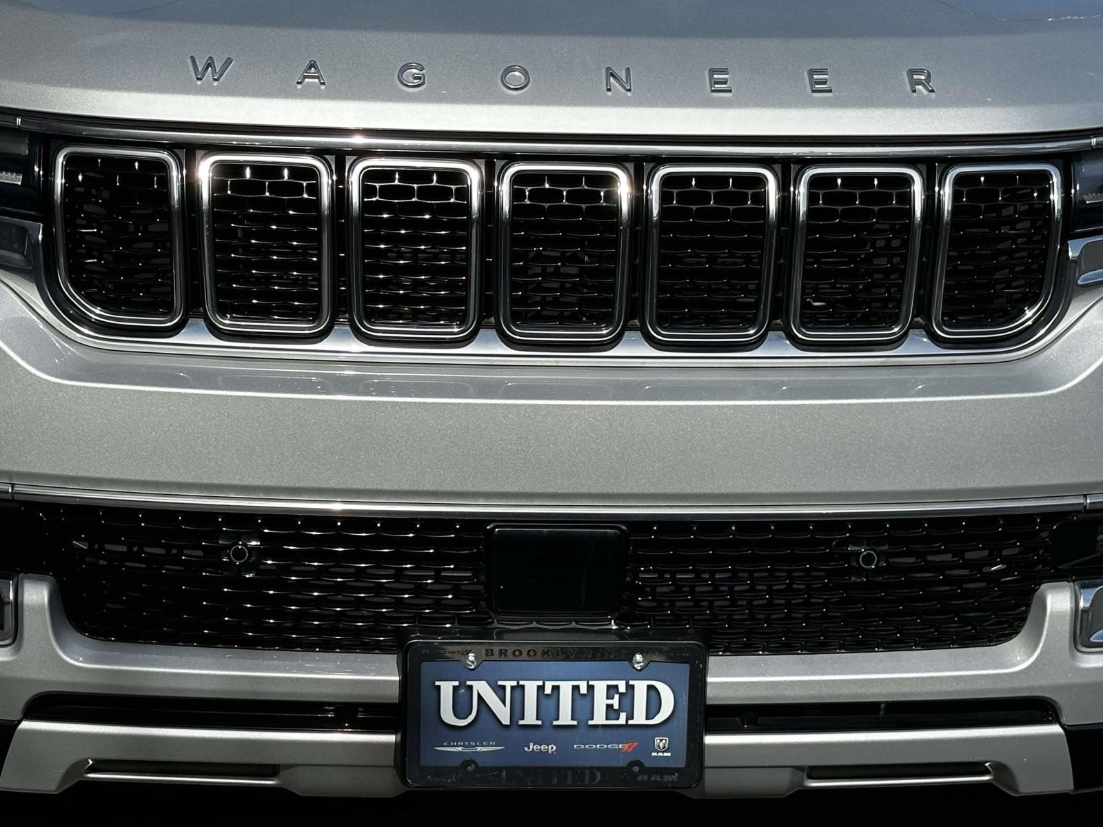 Used 2023 Jeep Wagoneer L Series II w/ Premium Group I AWD/4WD image 9