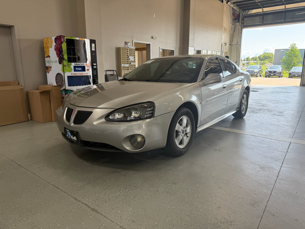 Used 2006 Pontiac Grand Prix FWD image 2