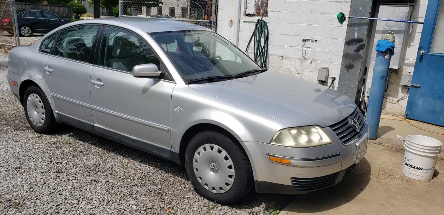 Used 2004 Volkswagen Passat GL FWD image 1