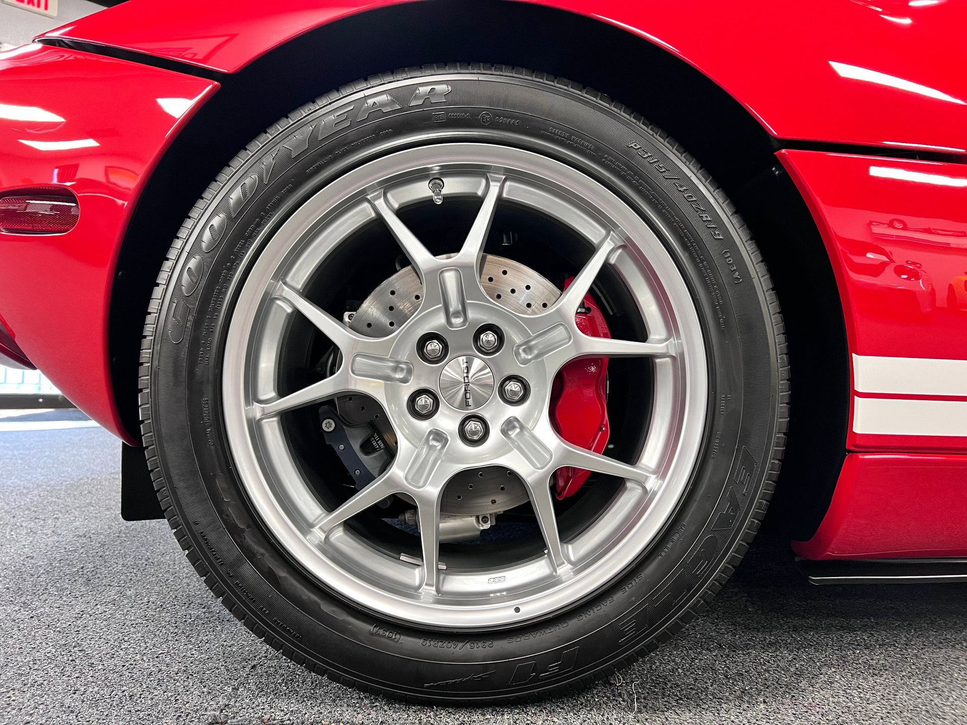 Used 2005 Ford GT RWD image 18
