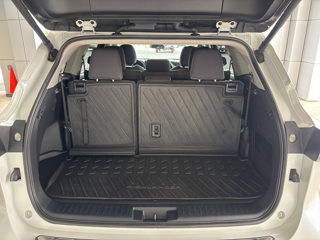 Used 2024 Toyota Highlander LE image 26