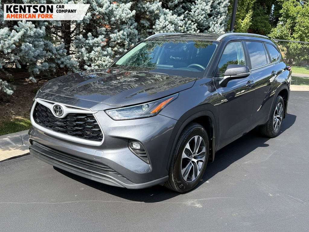 Used 2025 Toyota Highlander XLE image 3