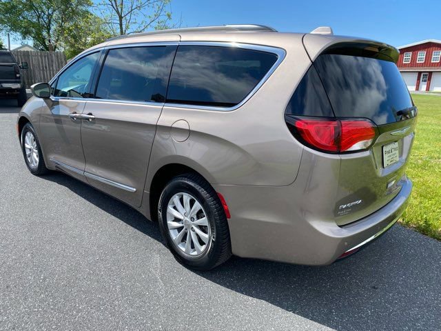 Used 2017 Chrysler Pacifica Touring-L FWD image 3