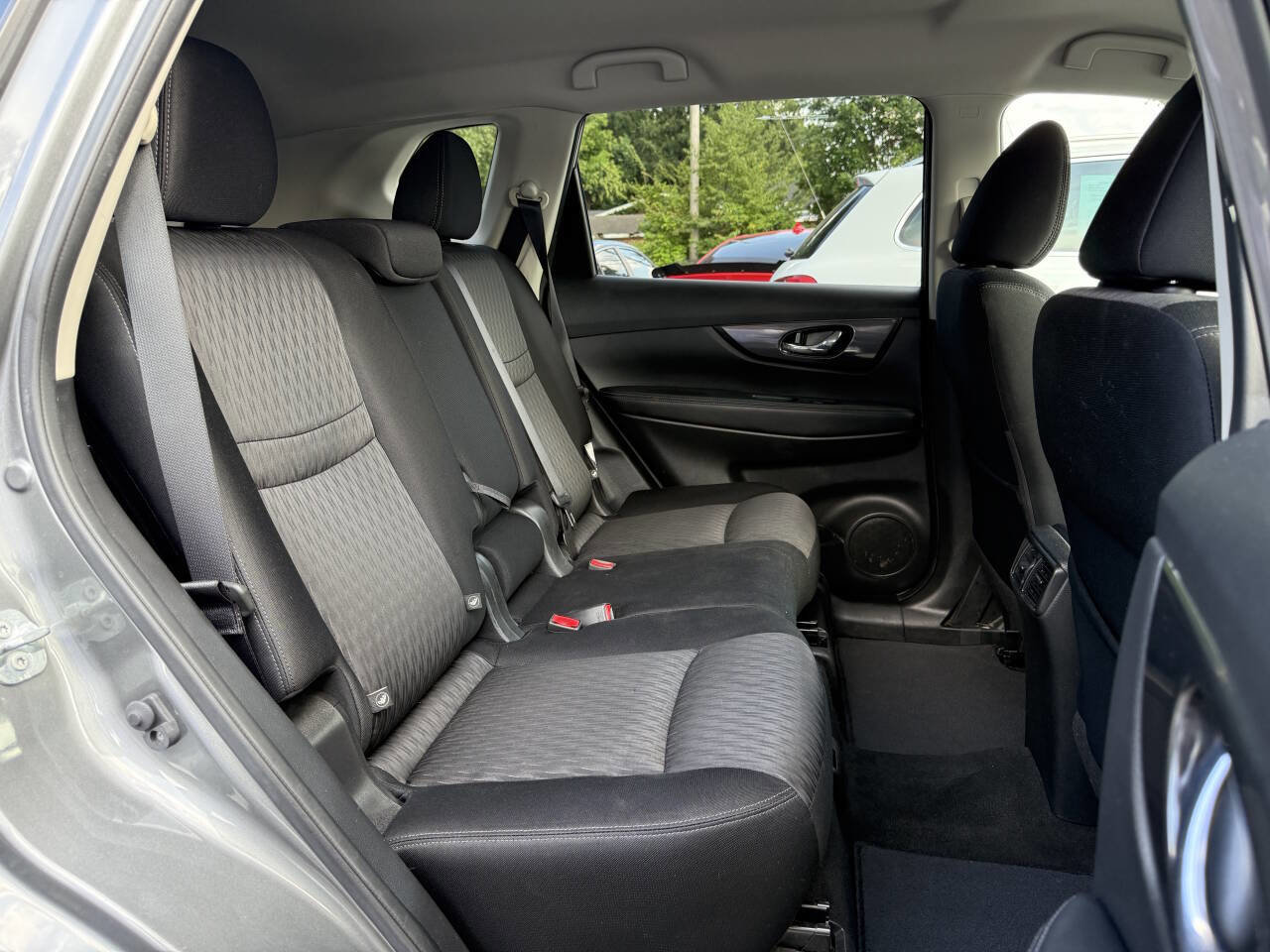 Used 2017 Nissan Rogue SV w/ SV Premium Package image 16