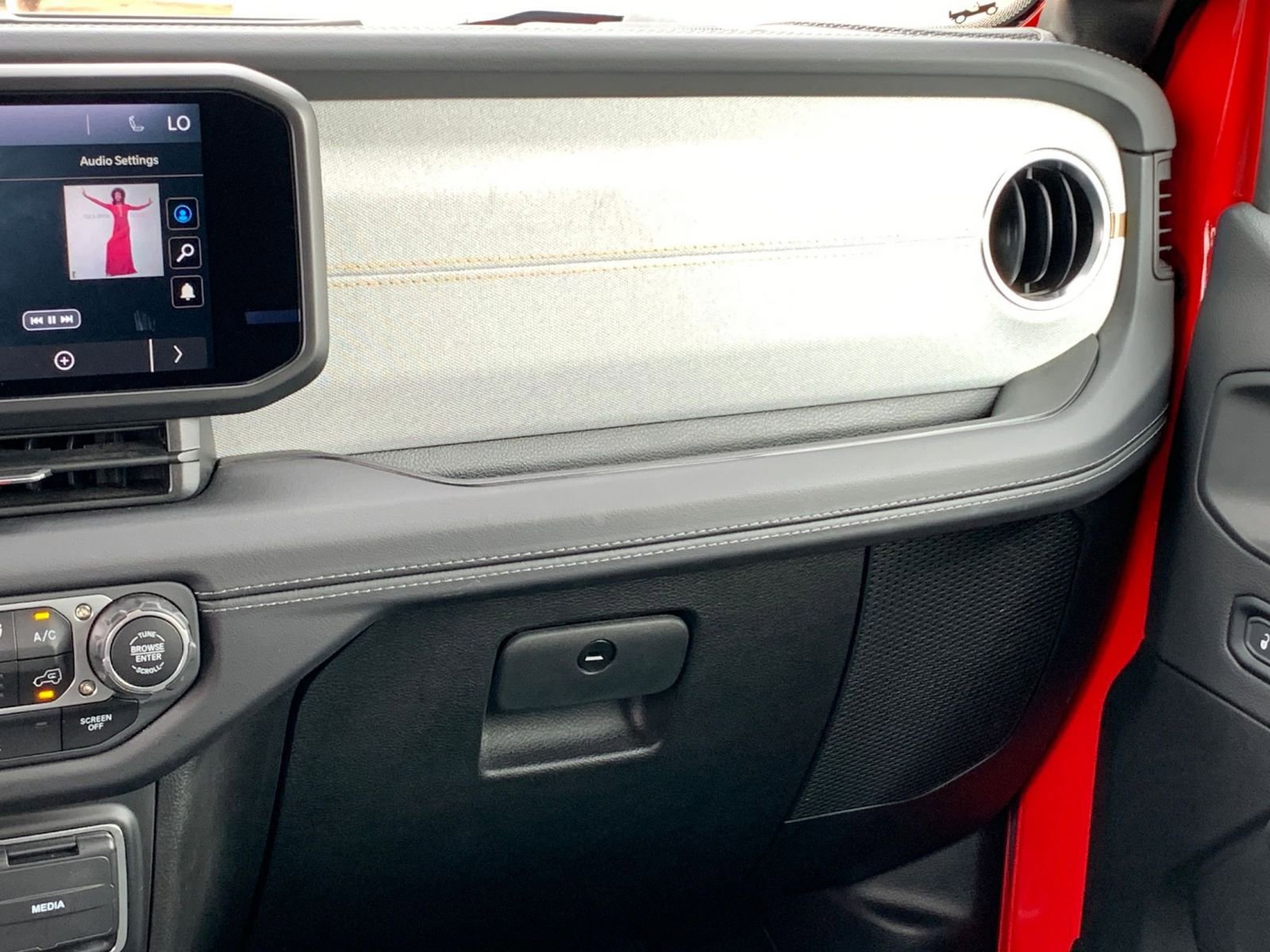 Used 2025 Jeep Wrangler Sahara image 34