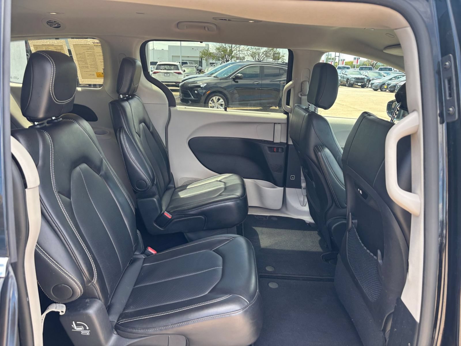Used 2024 Chrysler Pacifica Touring-L FWD image 27