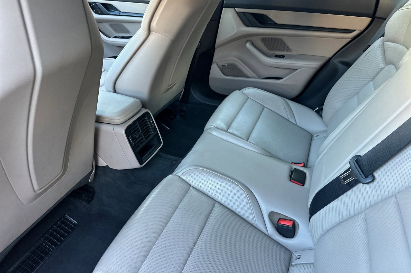 Used 2024 Porsche Taycan image 28