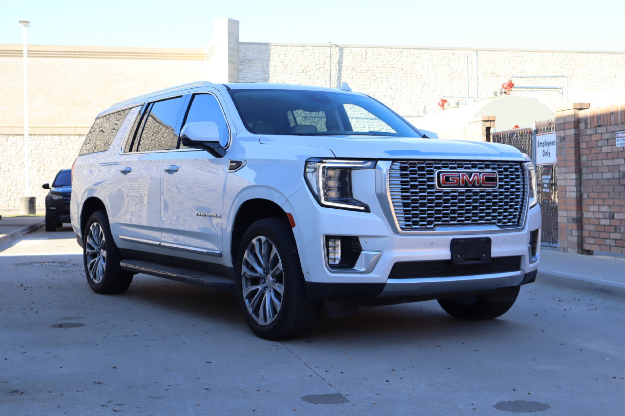 Used 2024 GMC Yukon XL Denali w/ Advanced Technology Package AWD/4WD image 2
