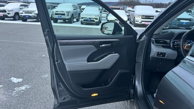 Used 2023 Toyota Highlander Limited image 17