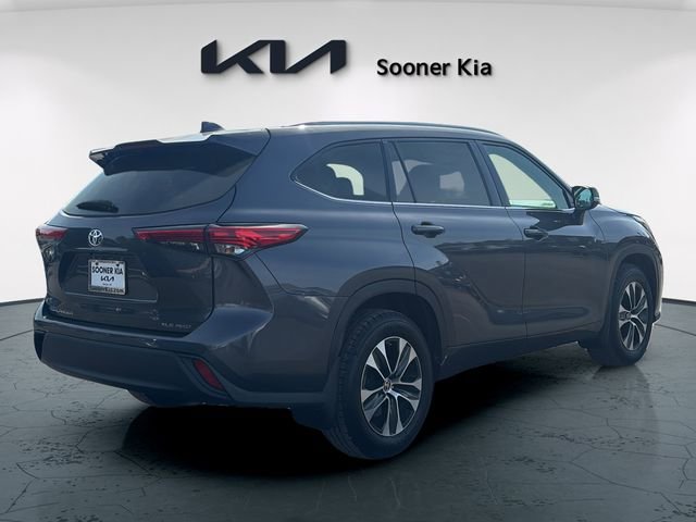 Used 2021 Toyota Highlander XLE AWD/4WD image 6