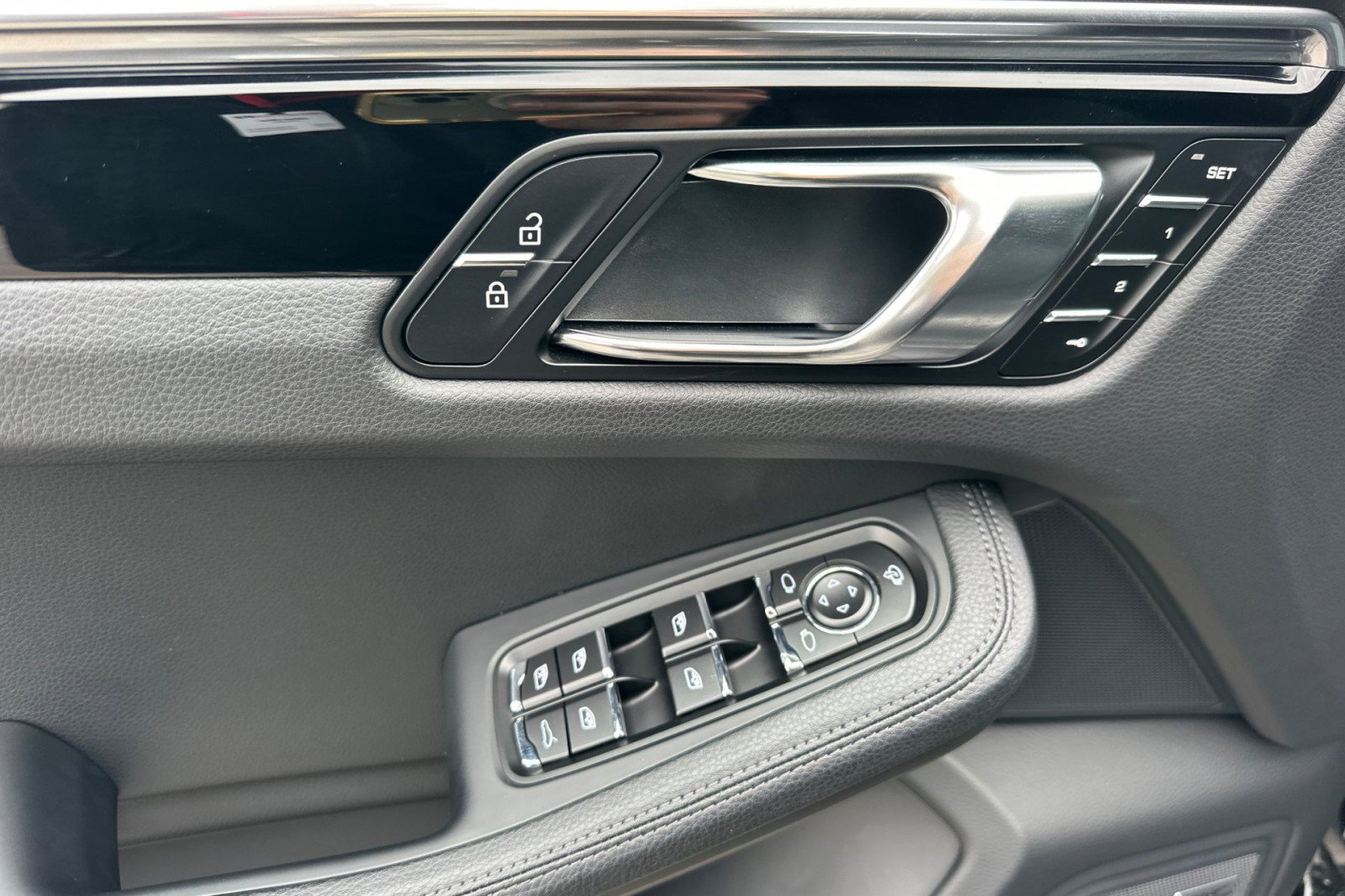 Used 2025 Porsche Macan image 12