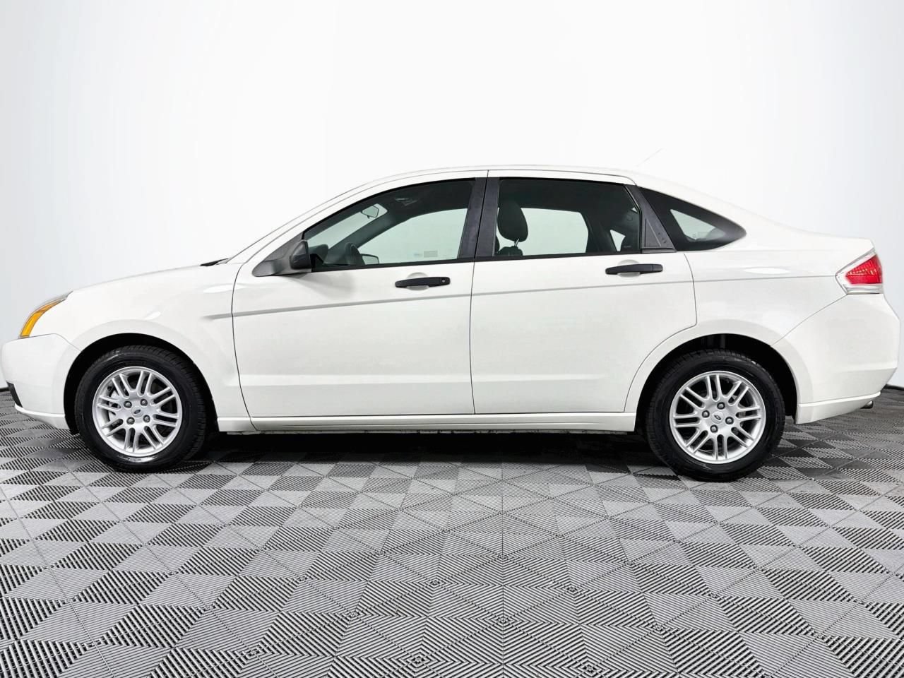 Used 2010 Ford Focus SE FWD image 7