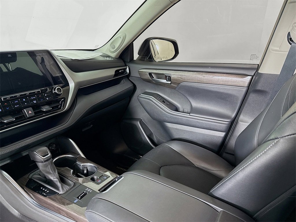 Used 2021 Toyota Highlander Platinum image 24