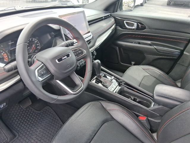 Used 2025 Jeep Compass Trailhawk AWD/4WD image 15