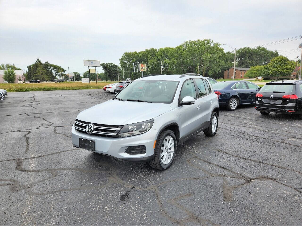 Used 2018 Volkswagen Tiguan Limited w/ Premium Package image 2