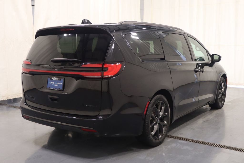 Used 2025 Chrysler Pacifica Limited image 9