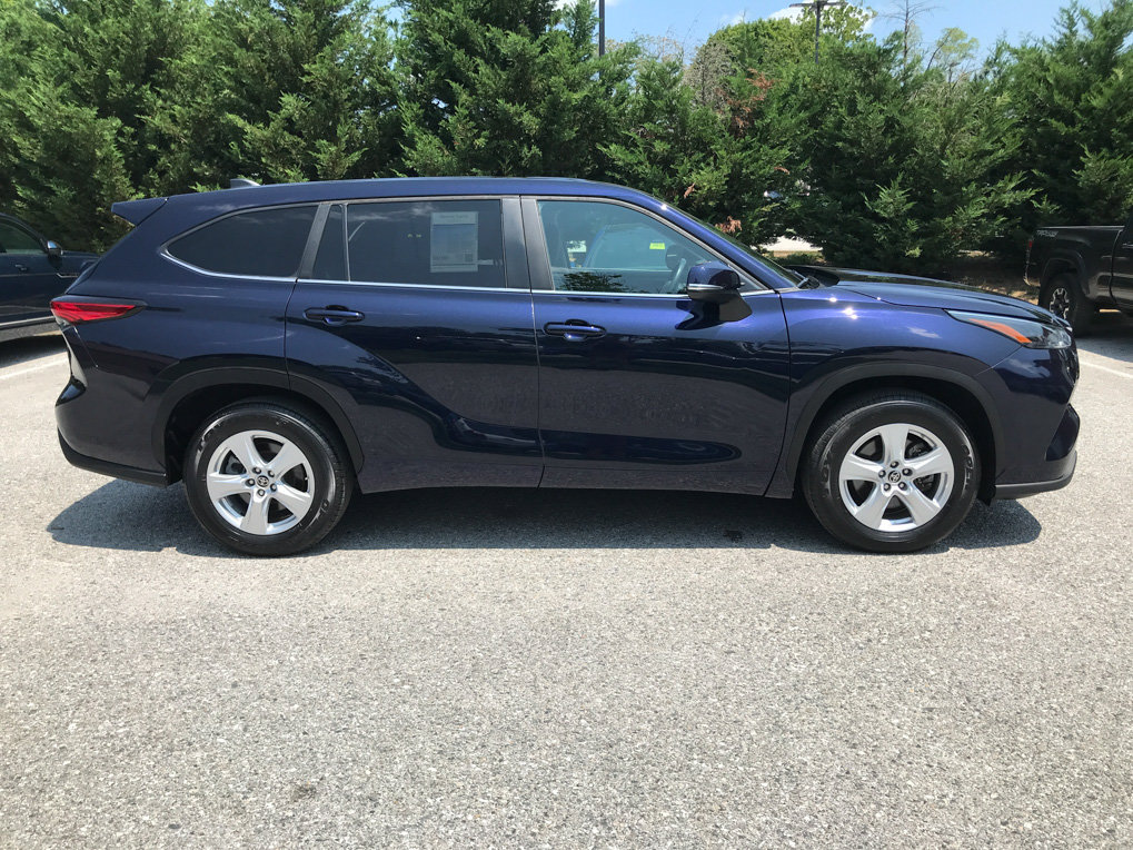 Used 2023 Toyota Highlander LE FWD image 8