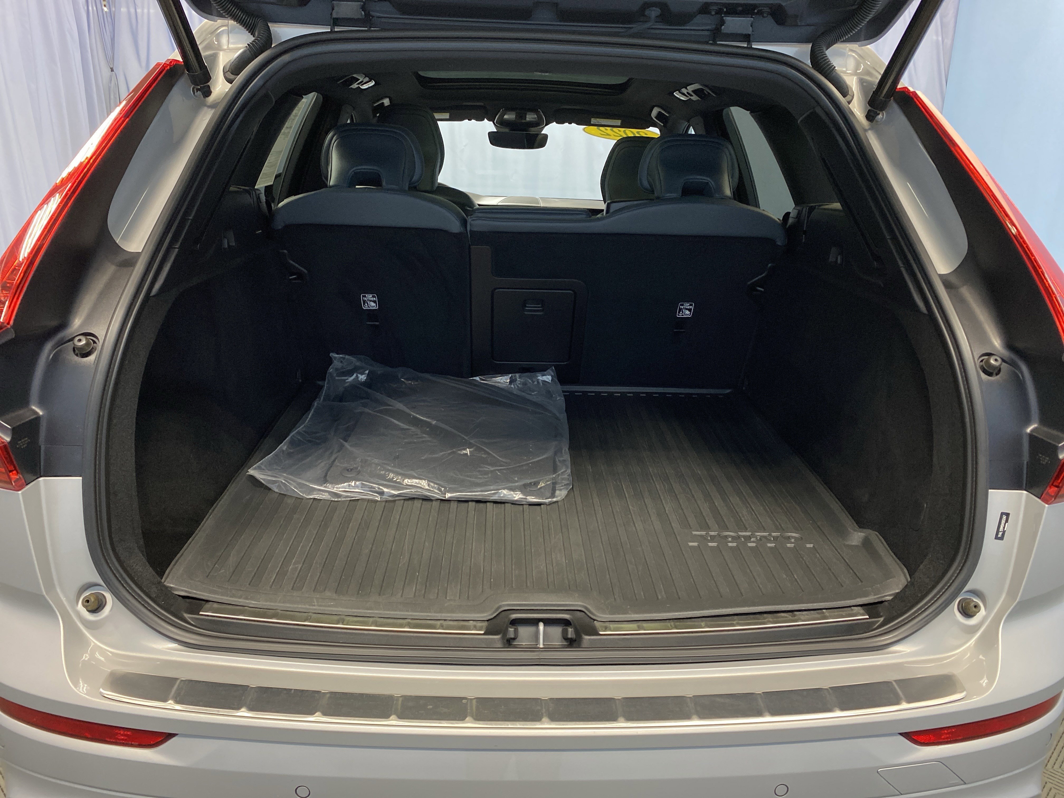 Used 2022 Volvo XC60 B5 R-Design image 34