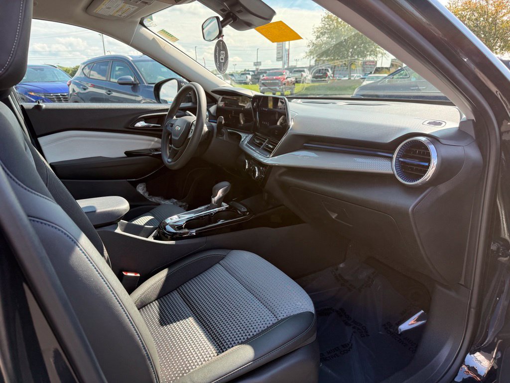 Used 2025 Chevrolet Trax LT FWD image 22
