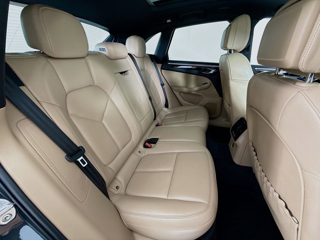 Certified 2023 Porsche Macan AWD/4WD image 28