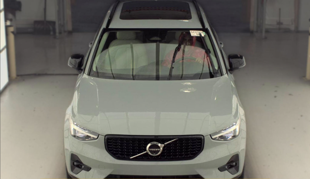 Used 2024 Volvo XC40 B5 Plus w/ Protection Package Premier AWD/4WD image 3
