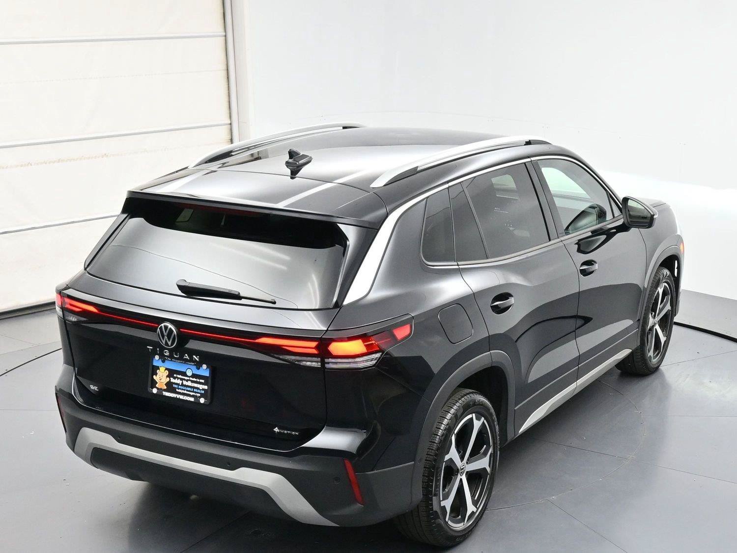 Used 2025 Volkswagen Tiguan SE AWD/4WD image 35