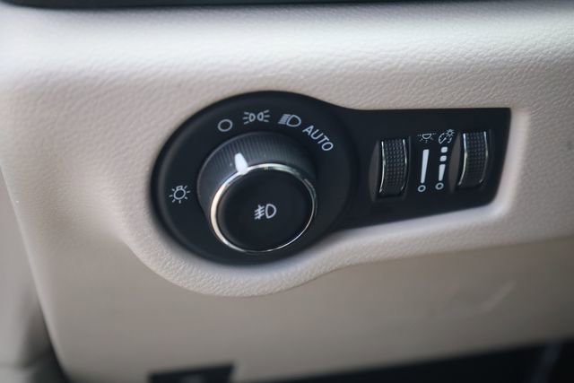 Used 2023 Chrysler Pacifica Touring-L image 10