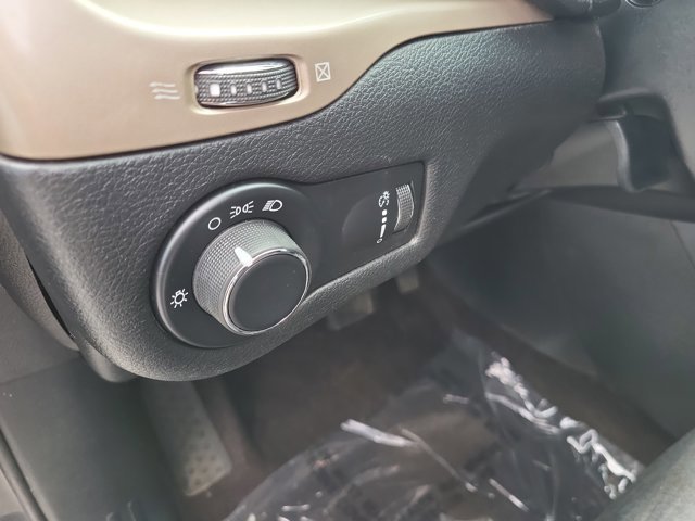 Used 2017 Jeep Cherokee Sport image 23