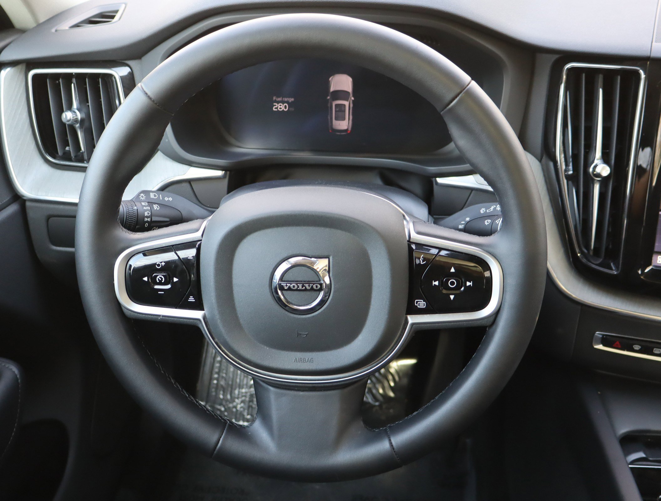 Used 2025 Volvo XC60 B5 Plus image 21