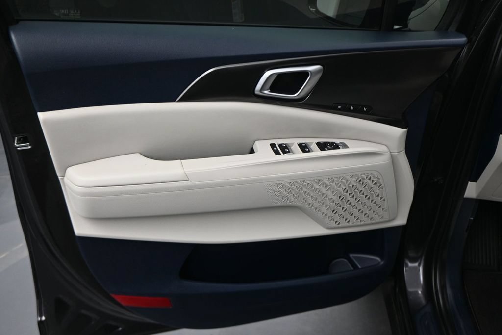 Used 2026 Kia Carnival SX w/ SX Dark Edition Package FWD image 2
