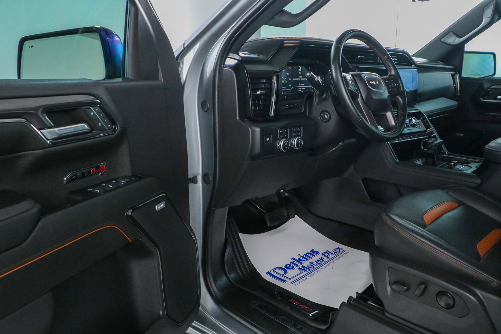 Used 2024 GMC Sierra 1500 AT4 w/ Technology Package image 4