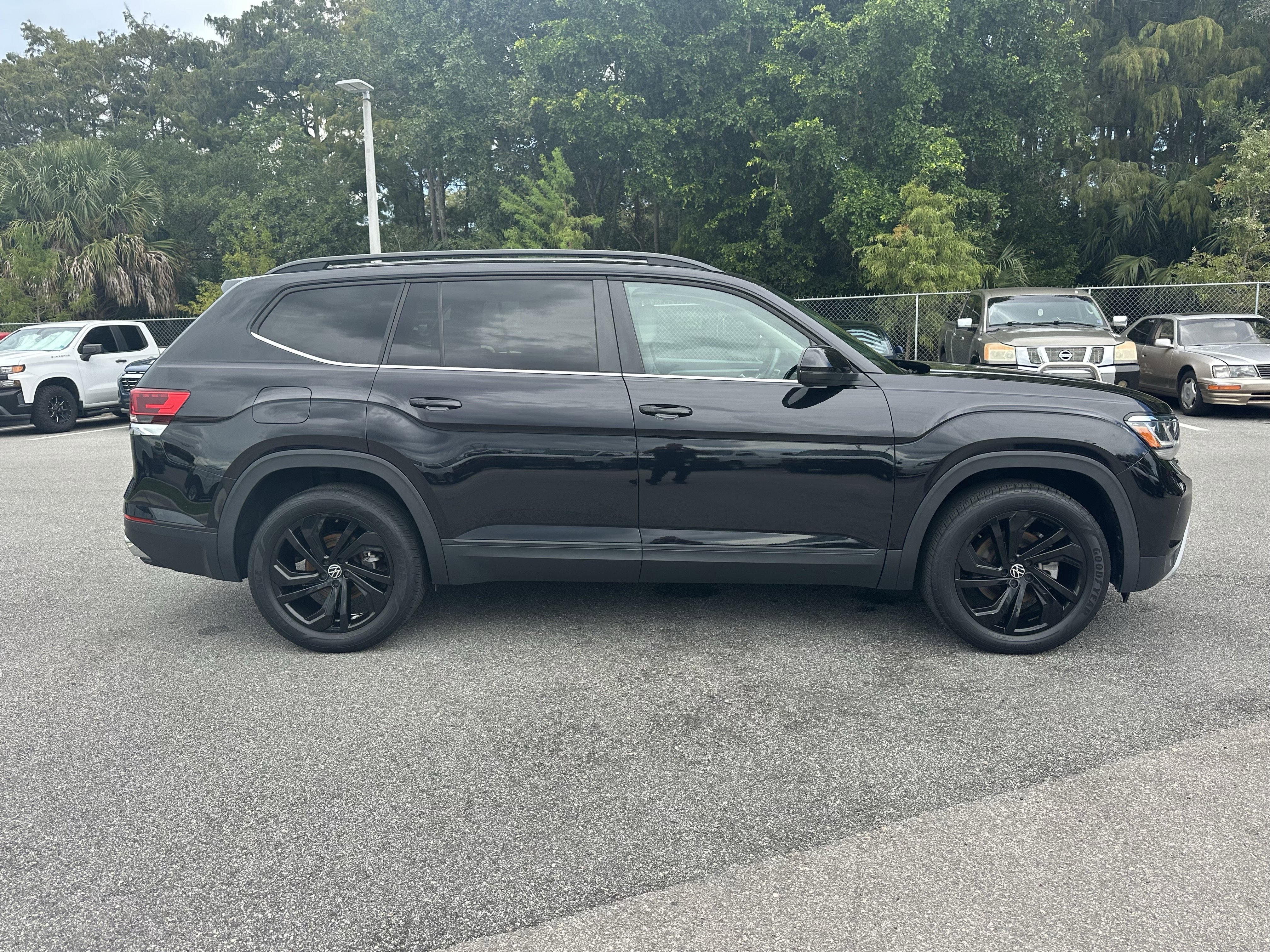 Used 2022 Volkswagen Atlas SE w/ Black Wheel Package image 10