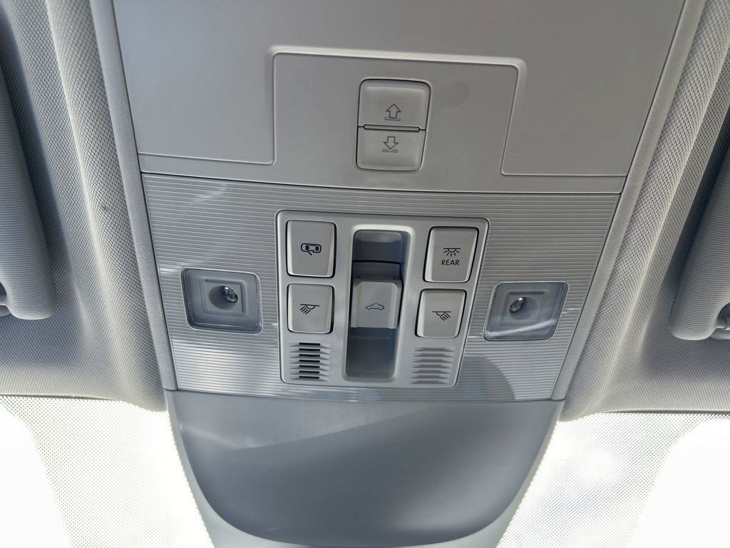 Certified 2025 Volkswagen Taos SE image 39