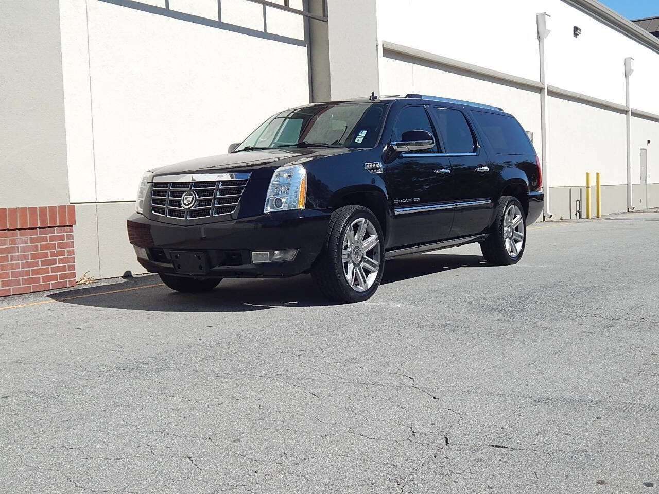 Used 2011 Cadillac Escalade ESV Premium image 8