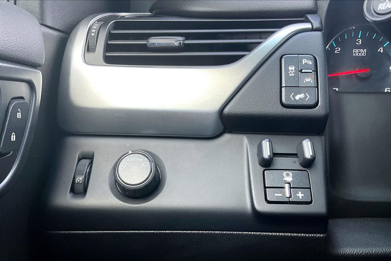 Used 2019 Chevrolet Tahoe LT w/ Luxury Package RWD image 28