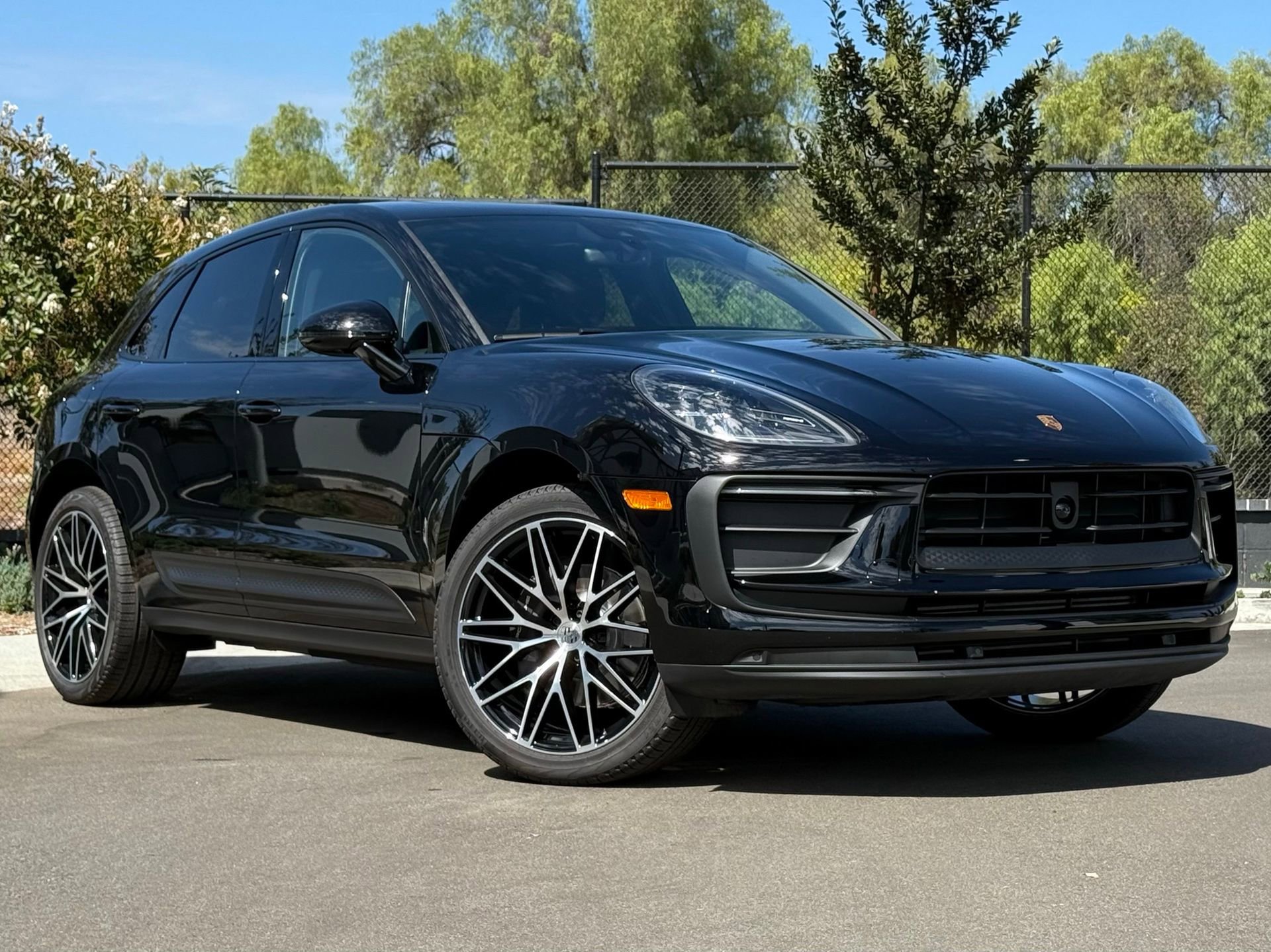Used 2025 Porsche Macan AWD/4WD image 9