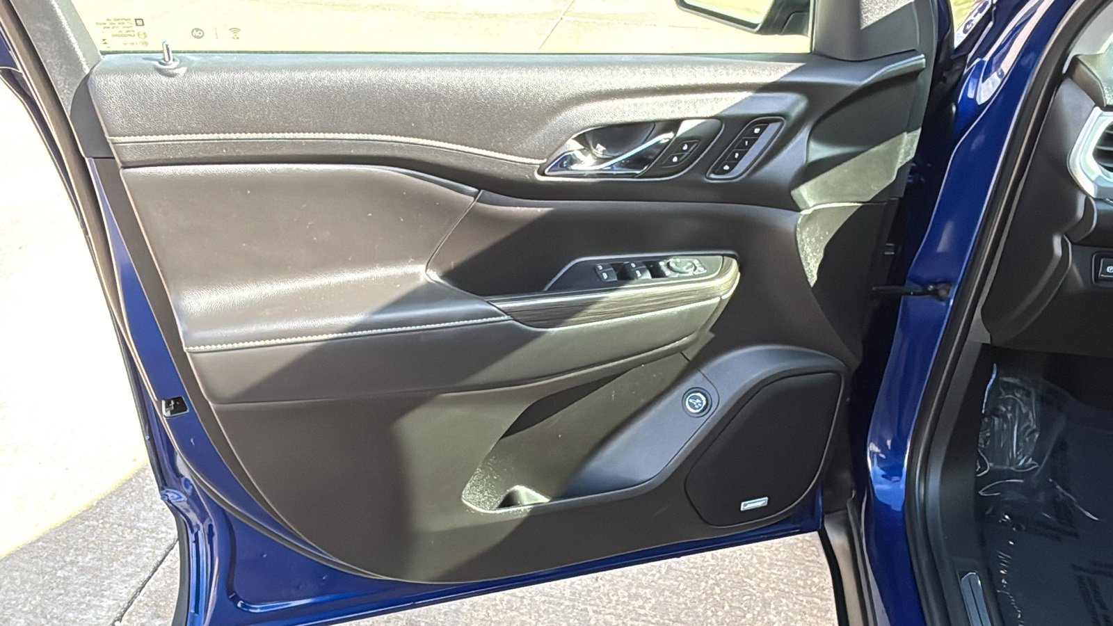 Used 2023 GMC Acadia SLT w/ Technology Package image 28