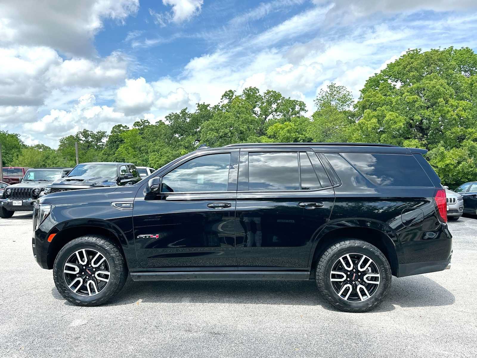 Used 2023 GMC Yukon AT4 w/ AT4 Premium Plus Package AWD/4WD image 12