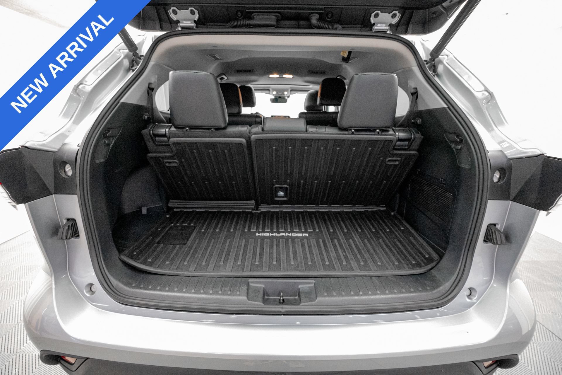 Used 2021 Toyota Highlander XLE AWD/4WD image 33