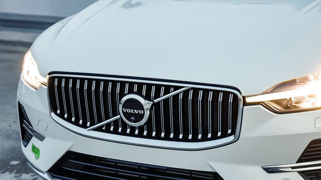 Used 2023 Volvo XC60 T8 Ultimate w/ Climate Package image 5