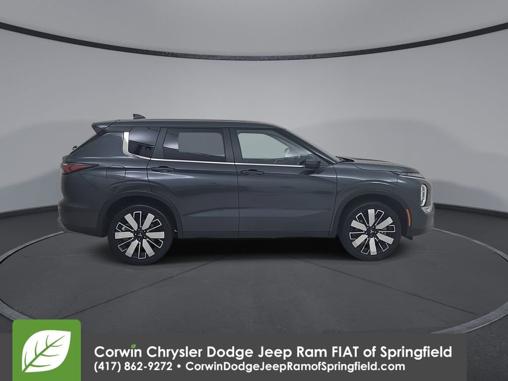 Used 2025 Mitsubishi Outlander SE image 17