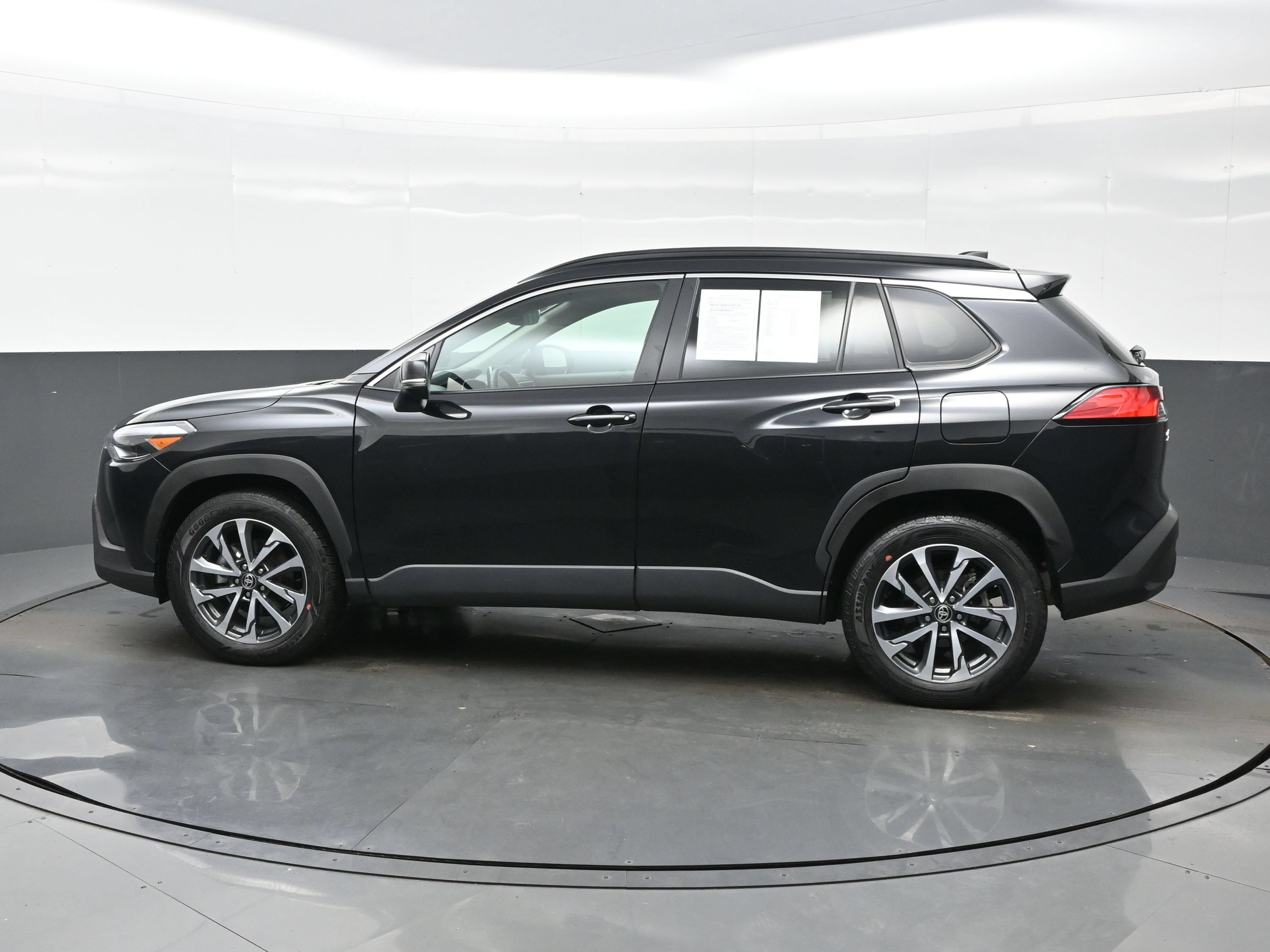 Used 2025 Toyota Corolla Cross XLE AWD/4WD image 3