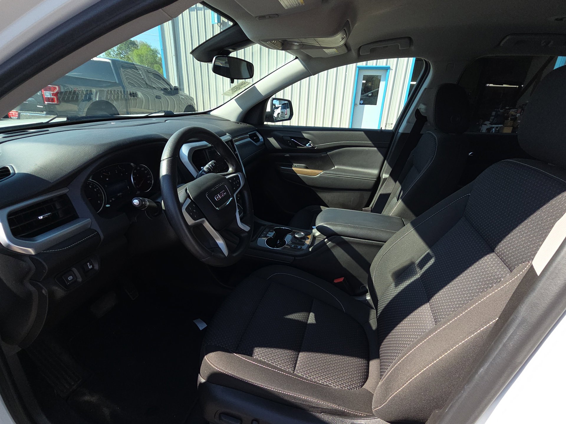 Used 2023 GMC Acadia SLE w/ Driver Convenience Package image 8