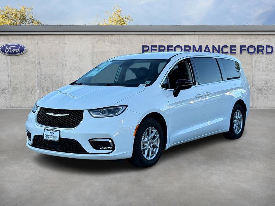 Used 2024 Chrysler Pacifica Touring-L image 2